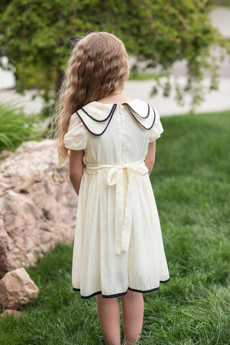 Kids Ivory & Black Ribbon Puff Sleeve Double Collar Dress : 3/4