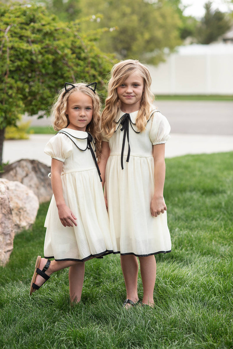 Kids Ivory & Black Ribbon Puff Sleeve Double Collar Dress : 3/4