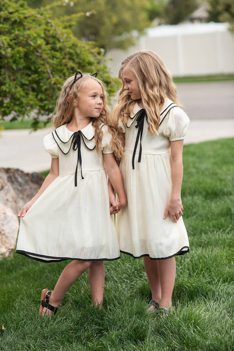Kids Ivory & Black Ribbon Puff Sleeve Double Collar Dress : 3/4