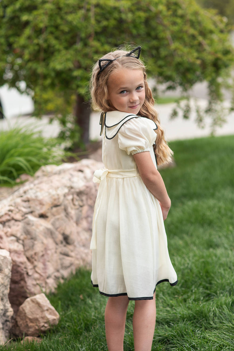 Kids Ivory & Black Ribbon Puff Sleeve Double Collar Dress : 3/4