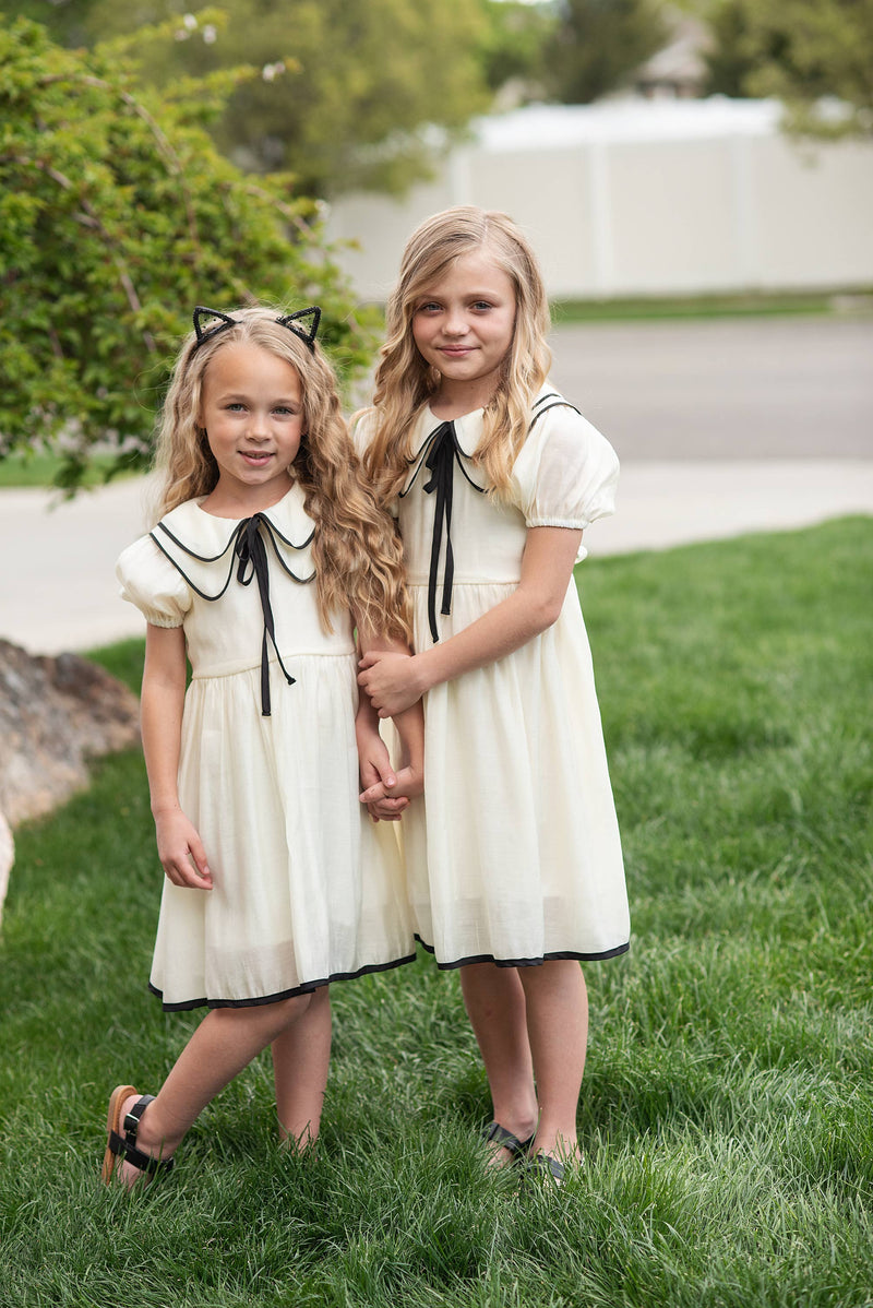 Kids Ivory & Black Ribbon Puff Sleeve Double Collar Dress : 3/4